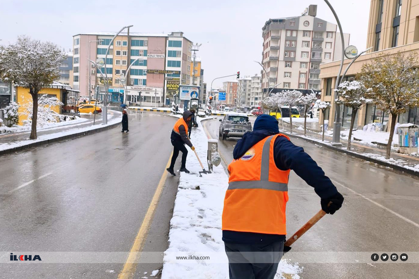 Van’da kar yağışı kenti beyaz örtüyle kapladı