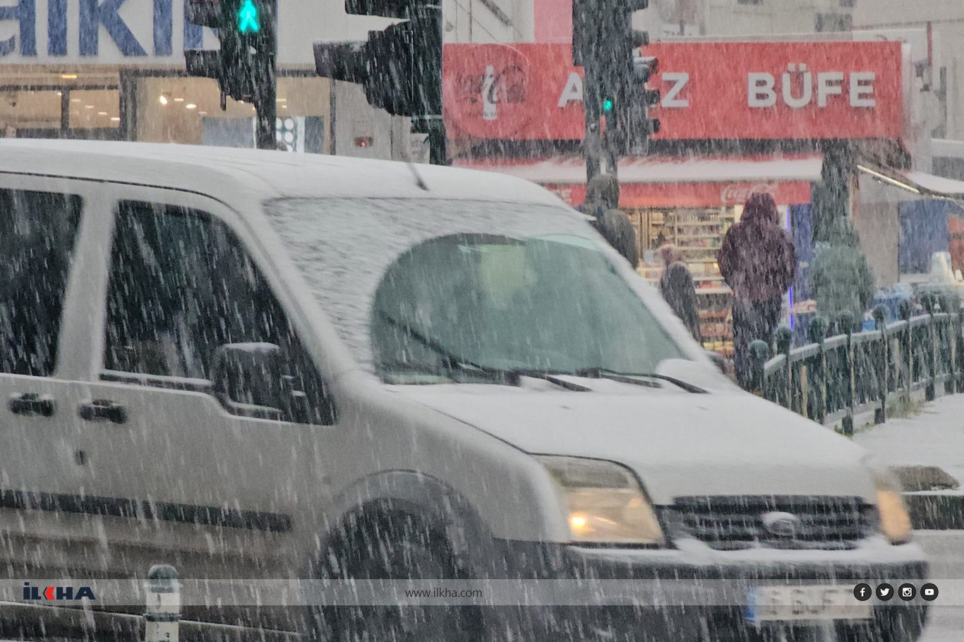 Bursa'da kar sevinci: Şehir merkezi beyaza büründü
