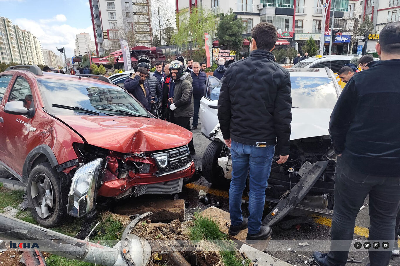 Diyarbakır'da trafik kazası: Bir hafif yaralı Diyarbakır'da trafik kazası: Bir hafif yaralı