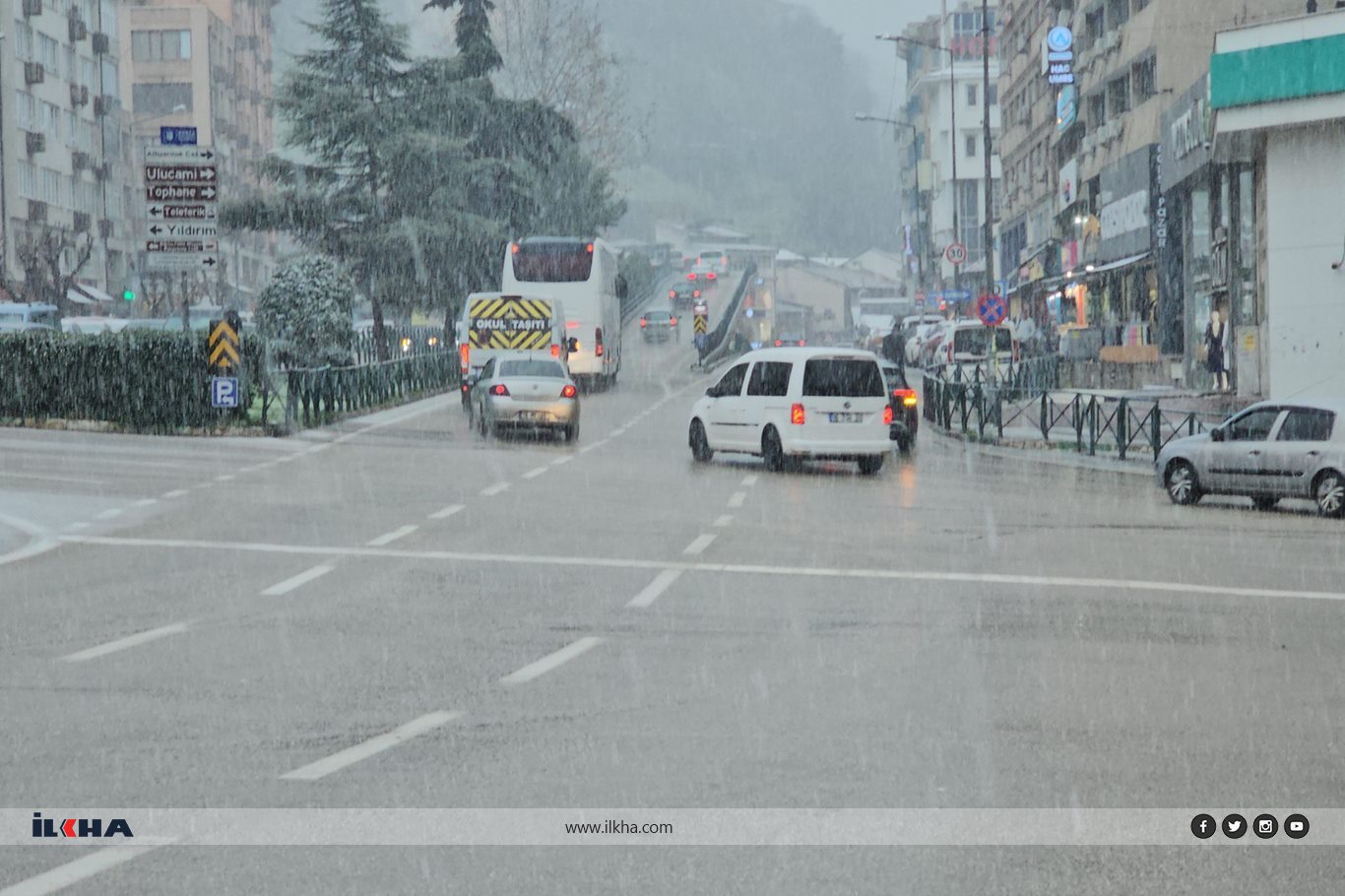 Bursa'da kar sevinci: Şehir merkezi beyaza büründü