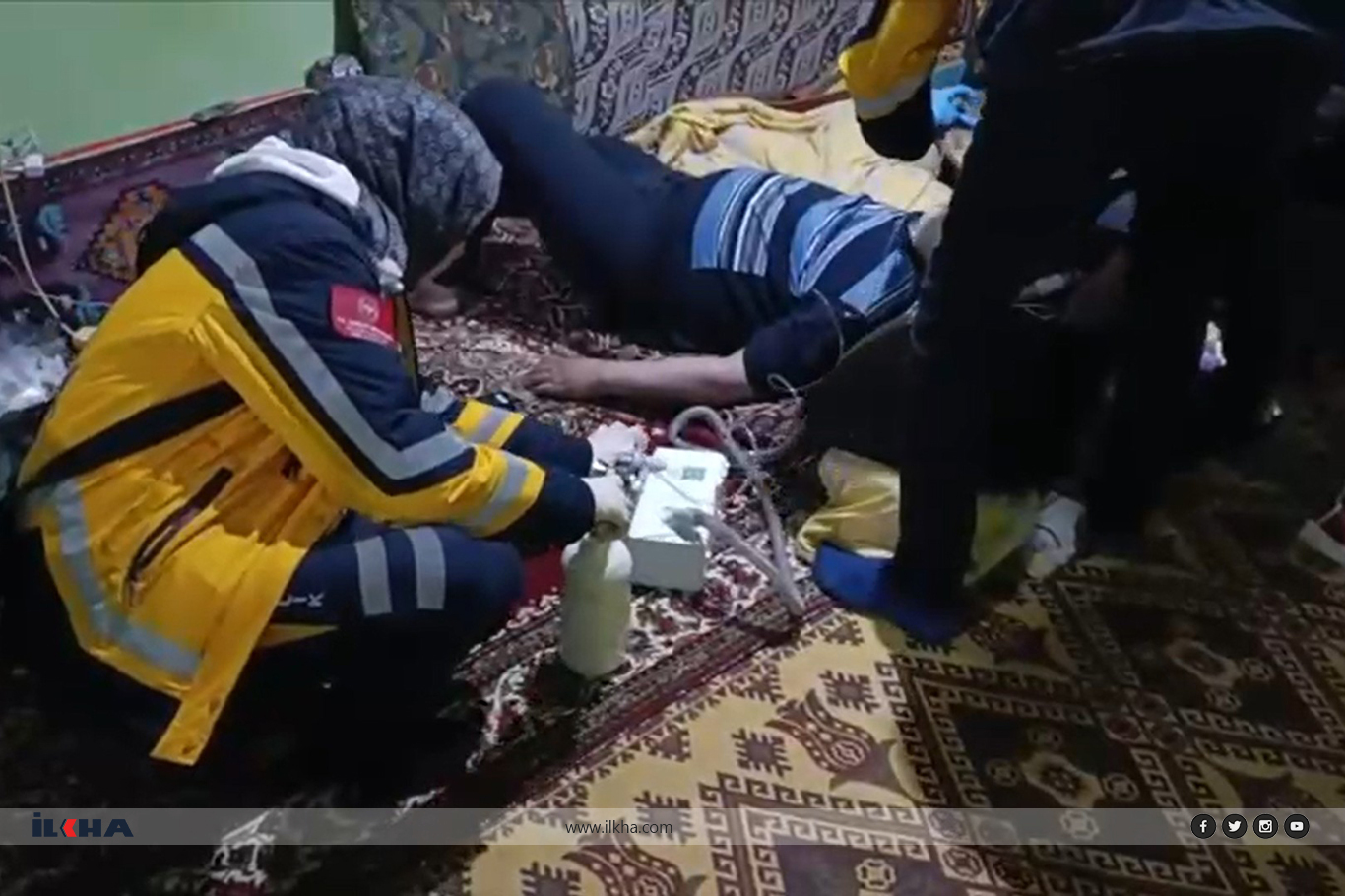 Ağrı'da yolu kardan kapanan köydeki hastaya paletli ambulansla ulaşıldı