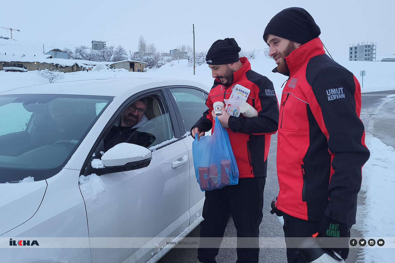 Umut Kervanı’ndan Van'da kar yağışında yolda kalan sürücülere sıcak ikram