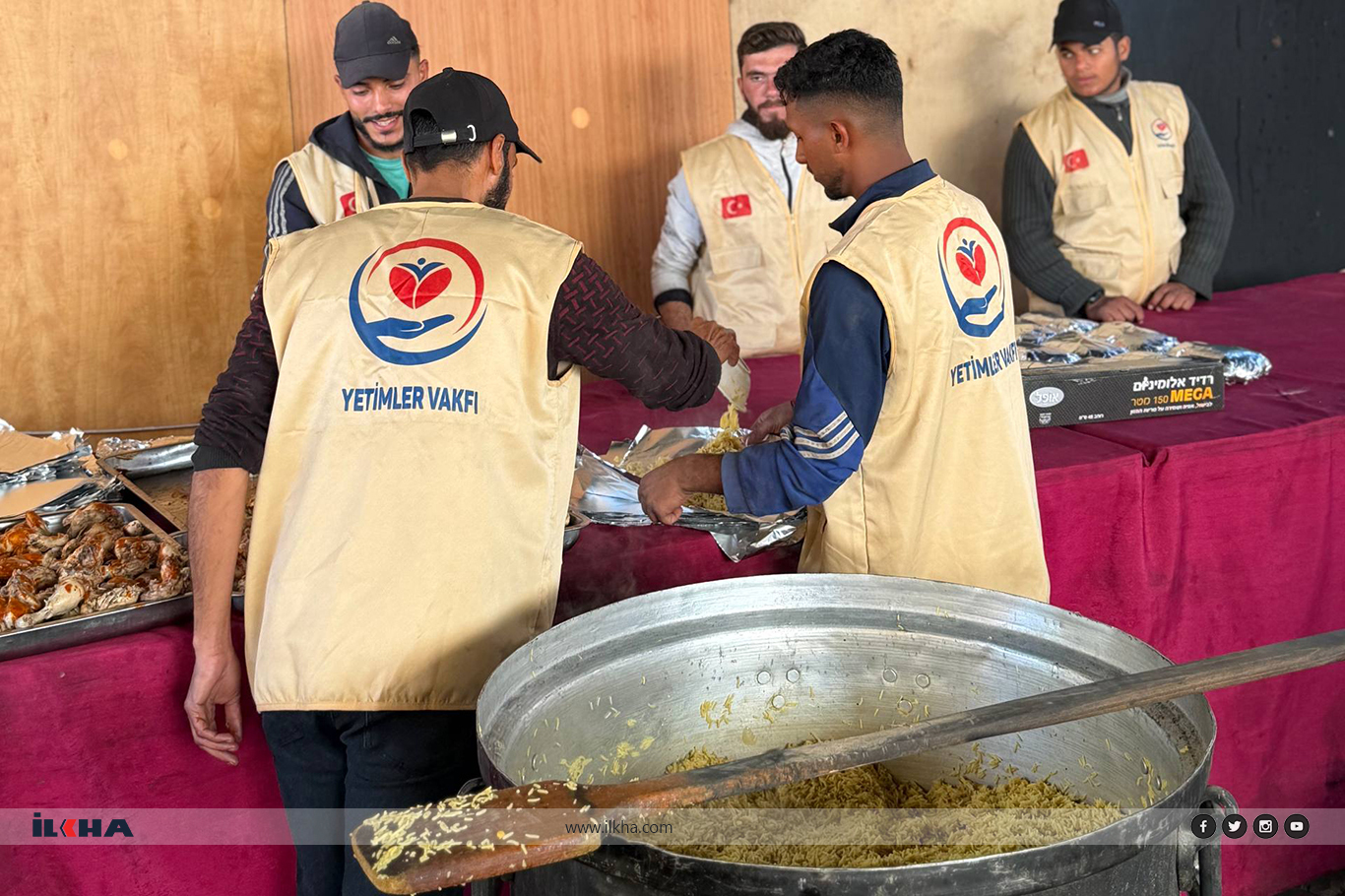 Yetimler Vakfı Regaip Kandili münasebetiyle Gazze'de sıcak yemek dağıttı