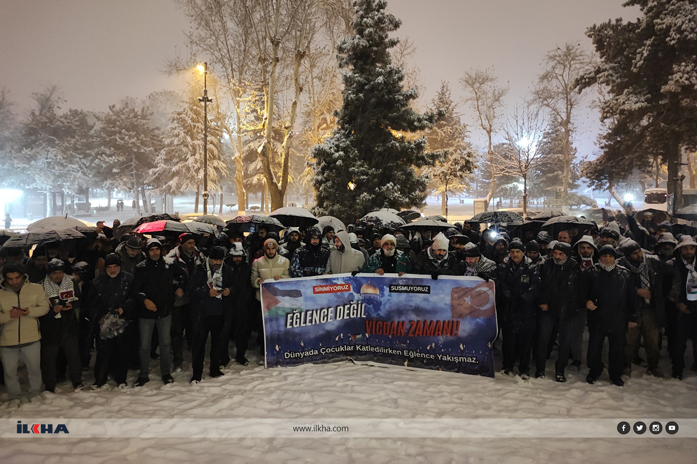 Yoğun kar yağışı altında Gazze için "Eğlence değil, vicdan zamanı" yürüyüşü