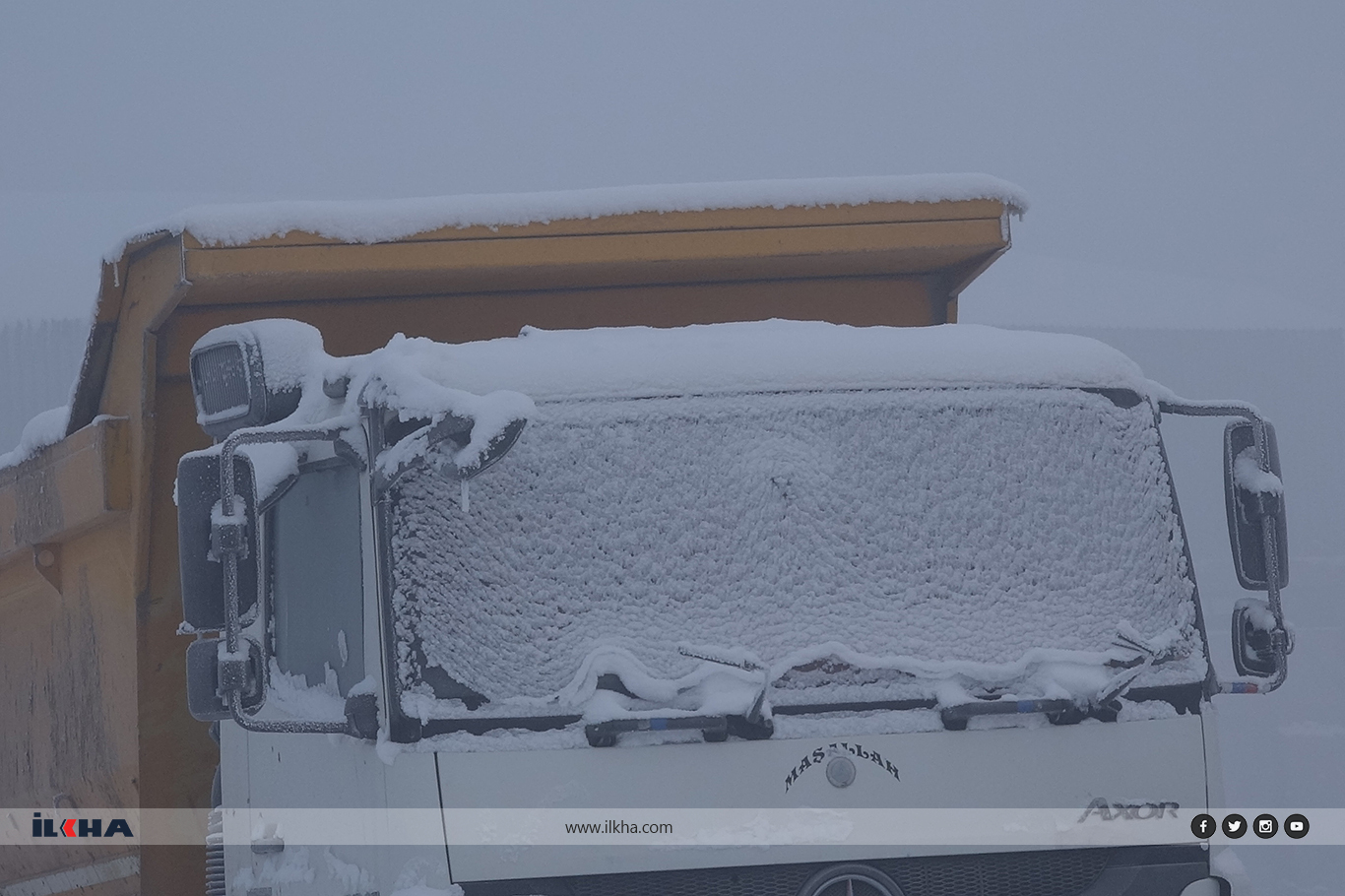 Ağrı’da Murat Nehri buz tuttu, şehirde sis görüş mesafesini düşürdü