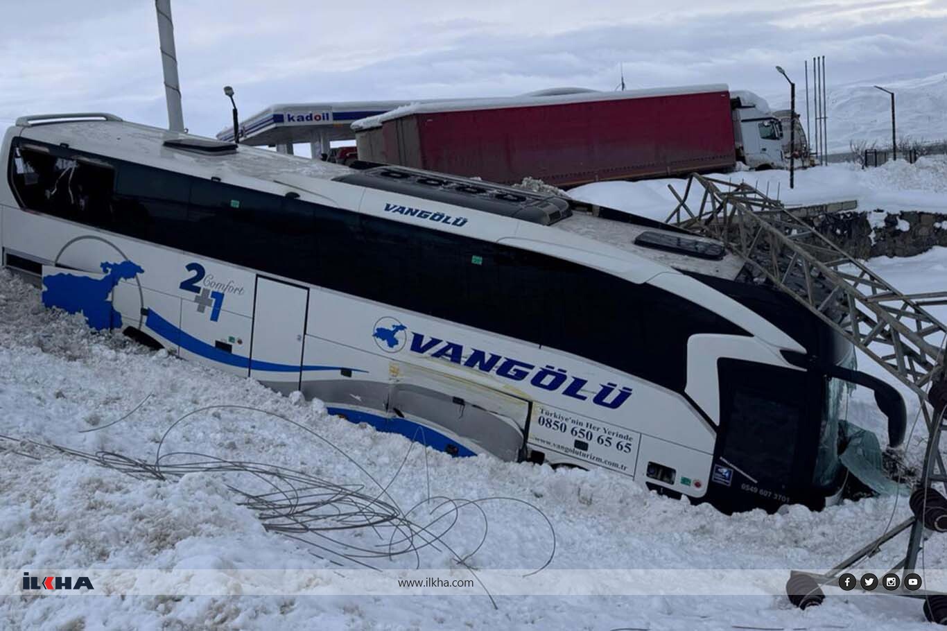 Van’da yolcu otobüsü ile kar temizleme aracı çarpıştı: 19 yaralı