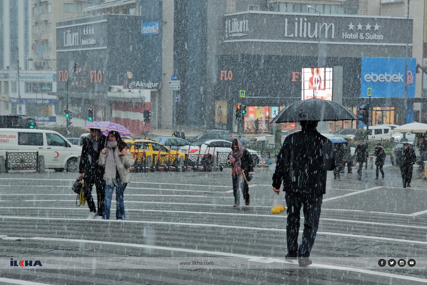 Bursa'da kar sevinci: Şehir merkezi beyaza büründü