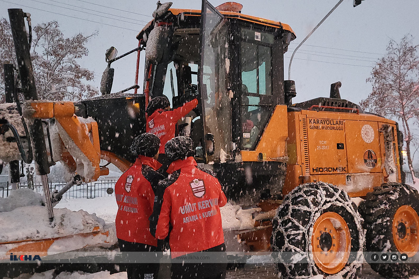 Umut Kervanı’ndan Van'da kar yağışında yolda kalan sürücülere sıcak ikram