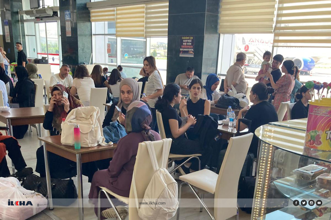 Batman Havalimanı'nda yolcular sıcakla boğuşuyor Batman Havalimanı'nda yolcular sıcakla boğuşuyor