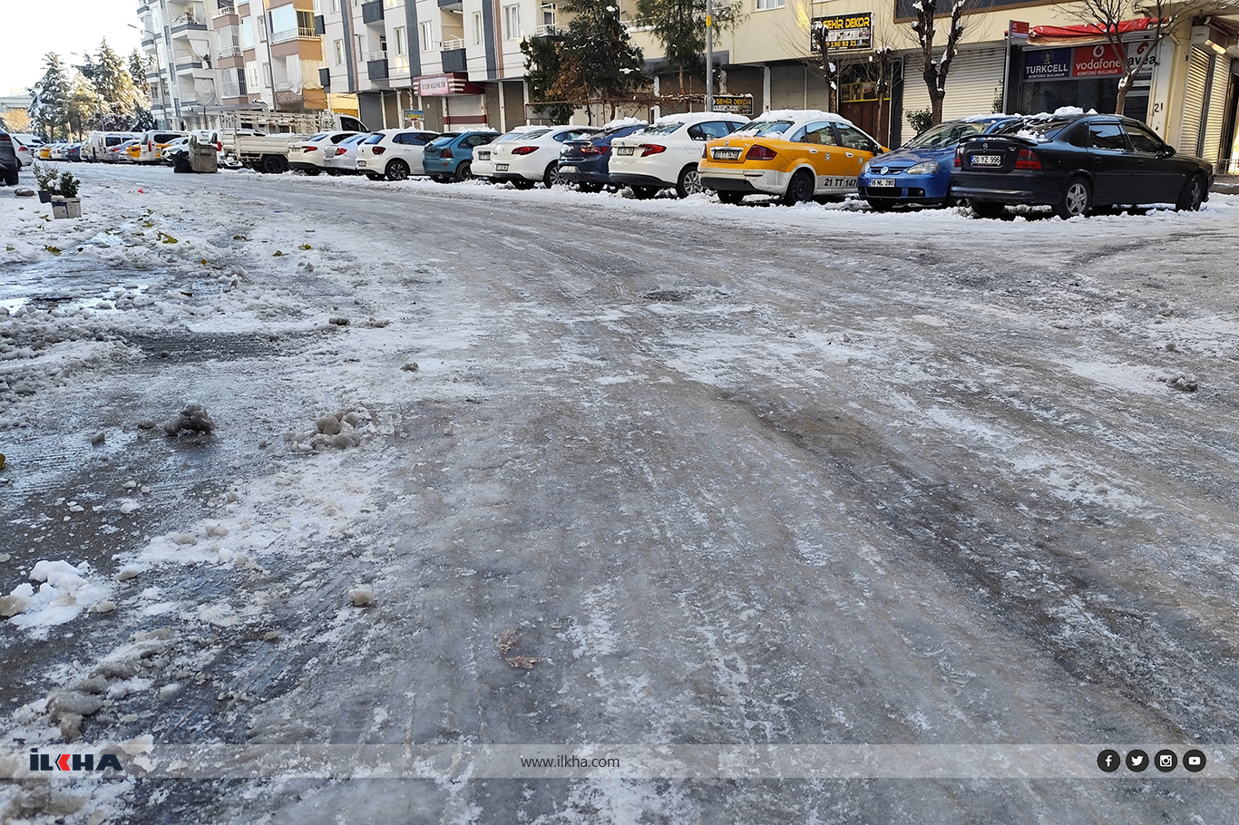 Diyarbakır'da yollar buz pistine döndü