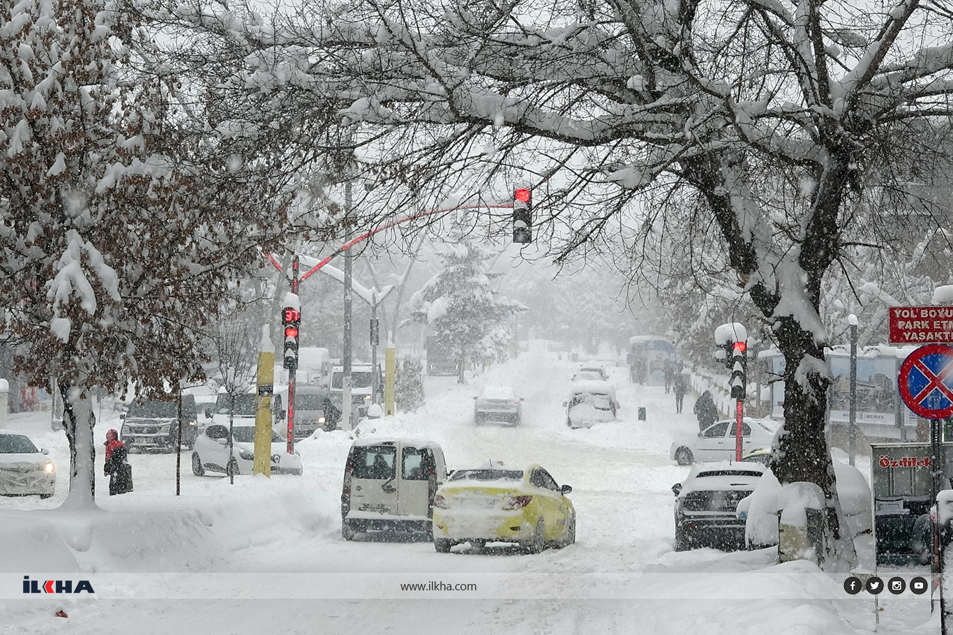 Ağrı'da yoğun kar yağışı nedeni ile yollar kapandı, ekipler yetersiz kaldı