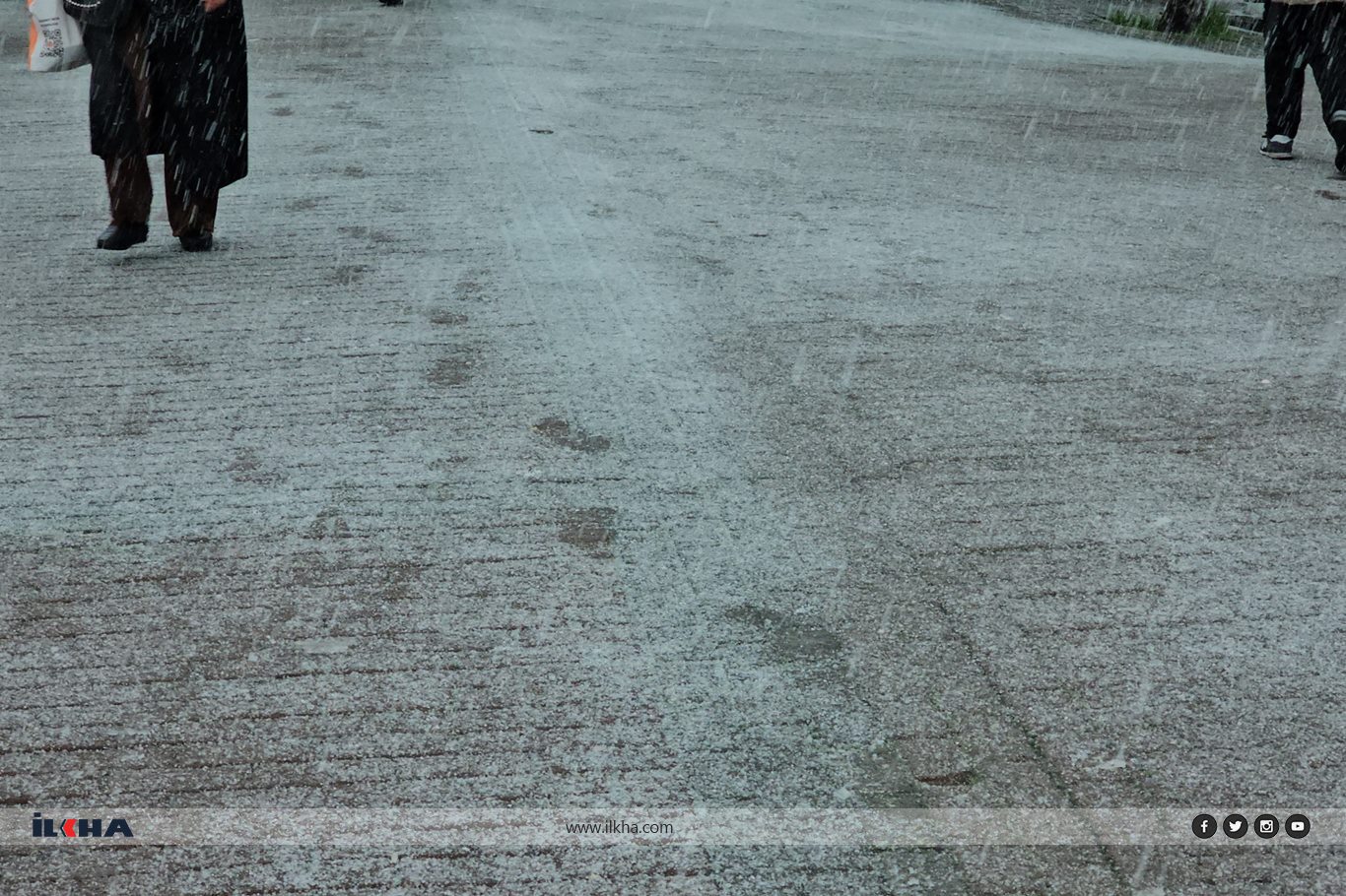 Bursa'da kar sevinci: Şehir merkezi beyaza büründü