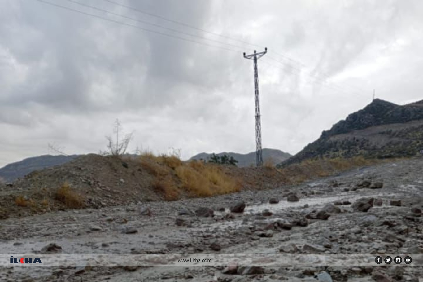 Eruh’ta heyelan sonrası kapanan yollar, ekiplerin çalışmasıyla açıldı Eruh’ta heyelan sonrası kapanan yollar, ekiplerin çalışmasıyla açıldı