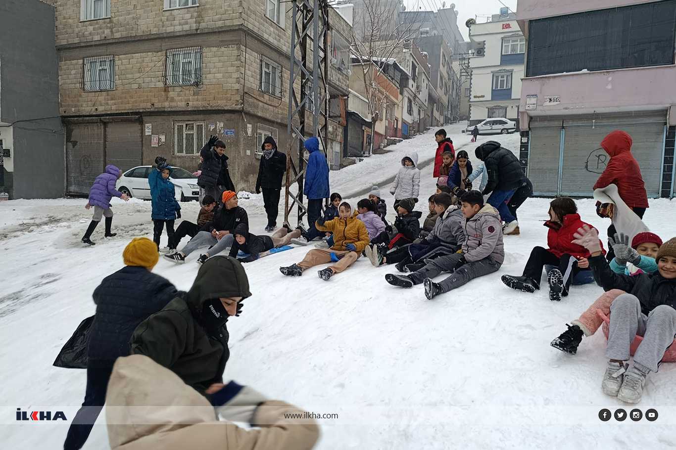 Gaziantep’te yoğun kar yağışı çocuklara eğlence oldu