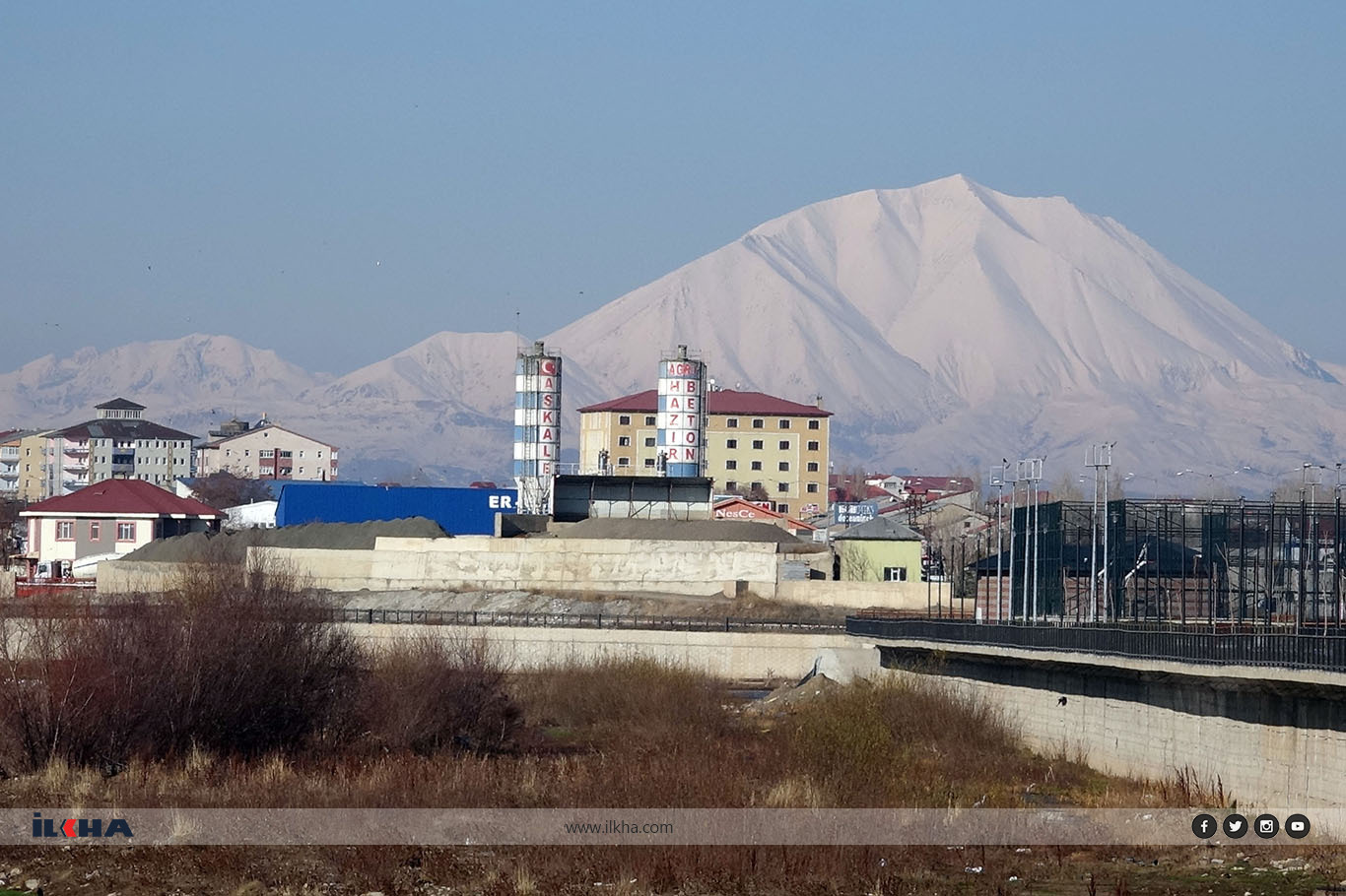 Ağrı’da iki mevsim bir arada, zirveler beyaz, şehir güneşli