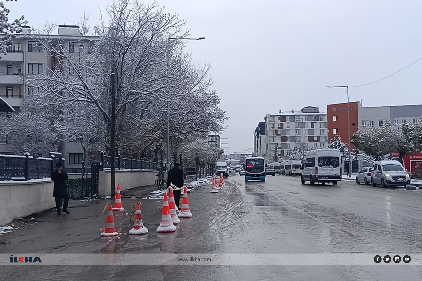 Van’da kar yağışı kenti beyaz örtüyle kapladı