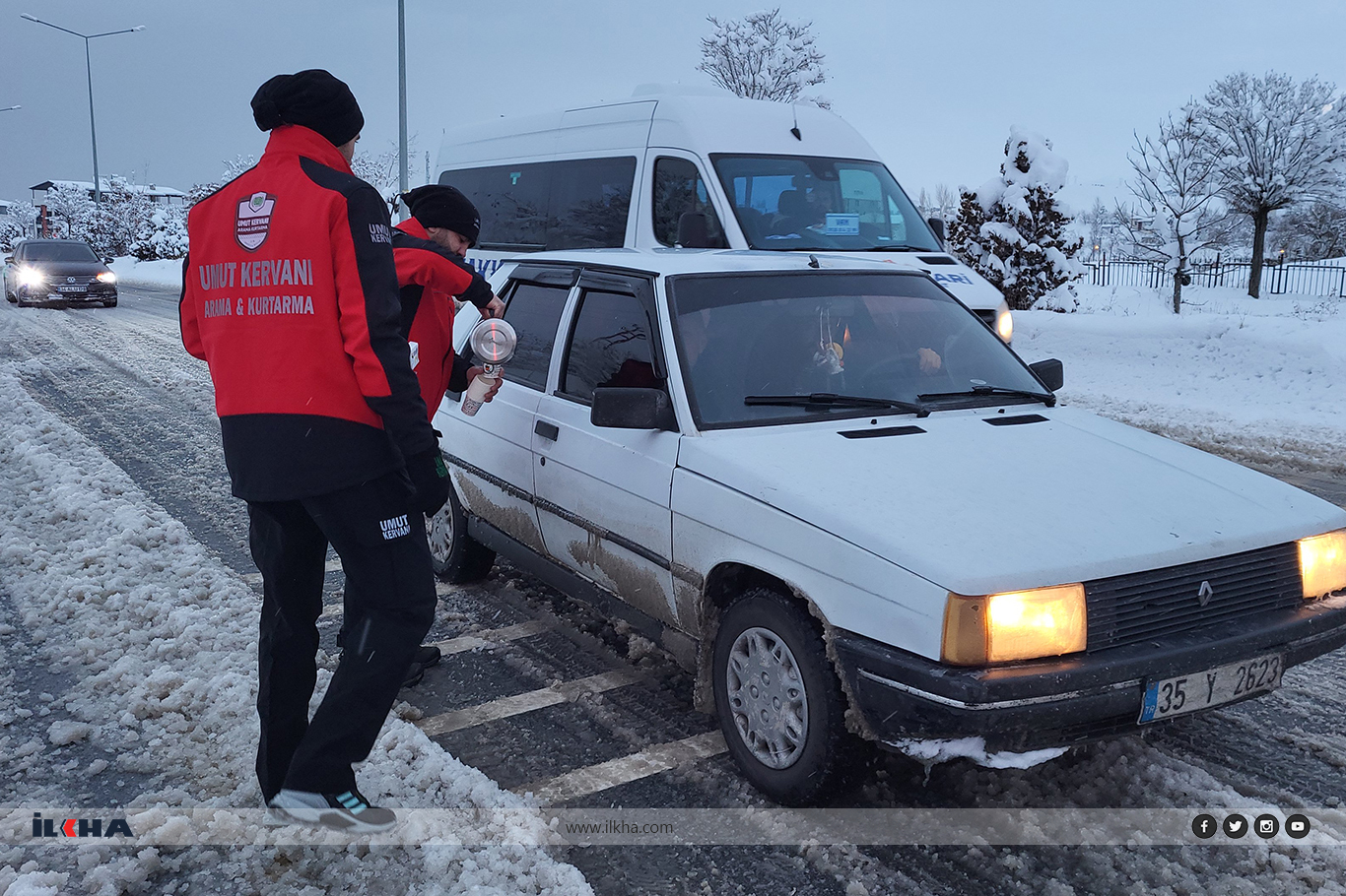 Umut Kervanı’ndan Van'da kar yağışında yolda kalan sürücülere sıcak ikram