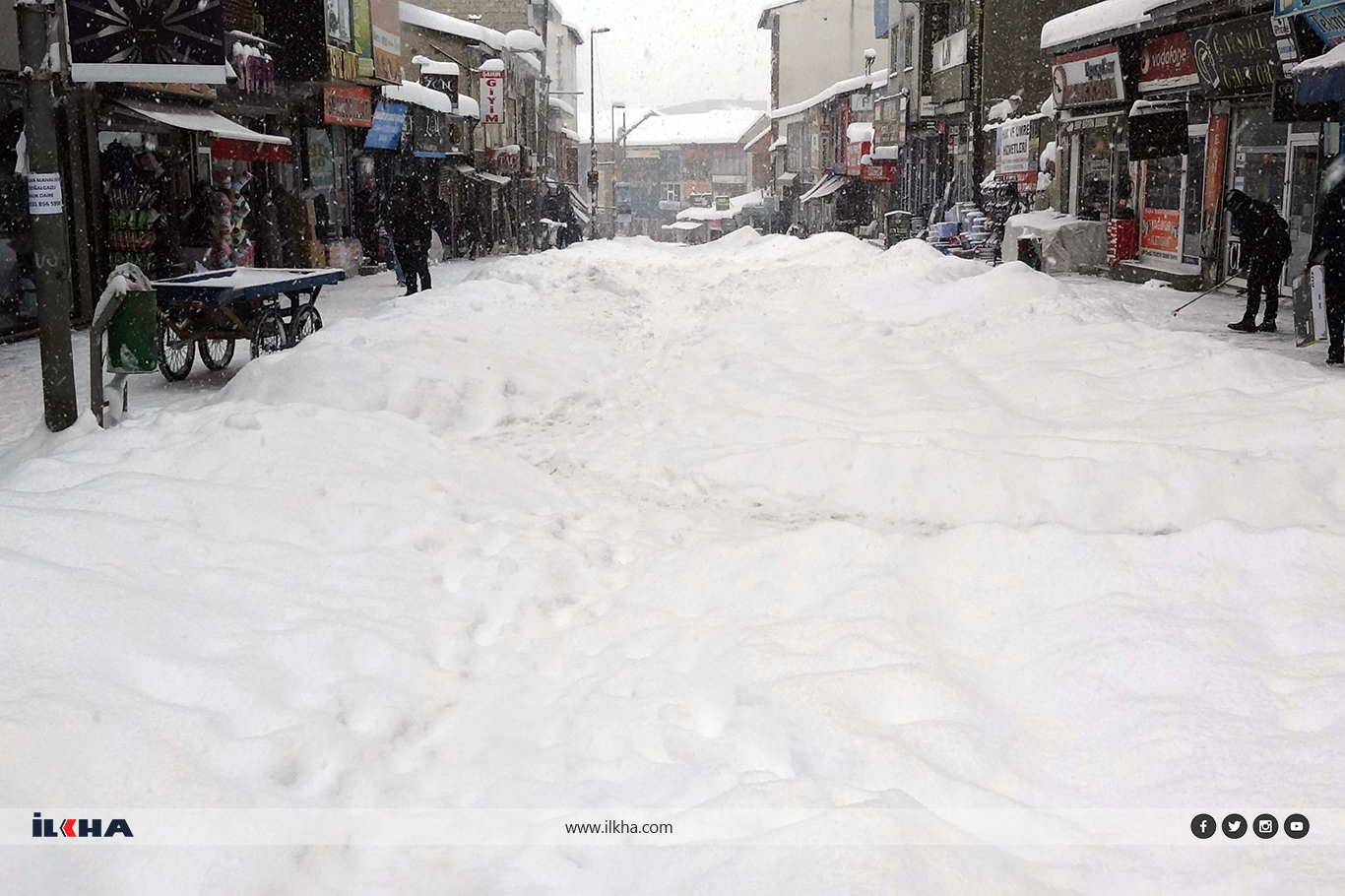 Ağrı'da yoğun kar yağışı nedeni ile yollar kapandı, ekipler yetersiz kaldı