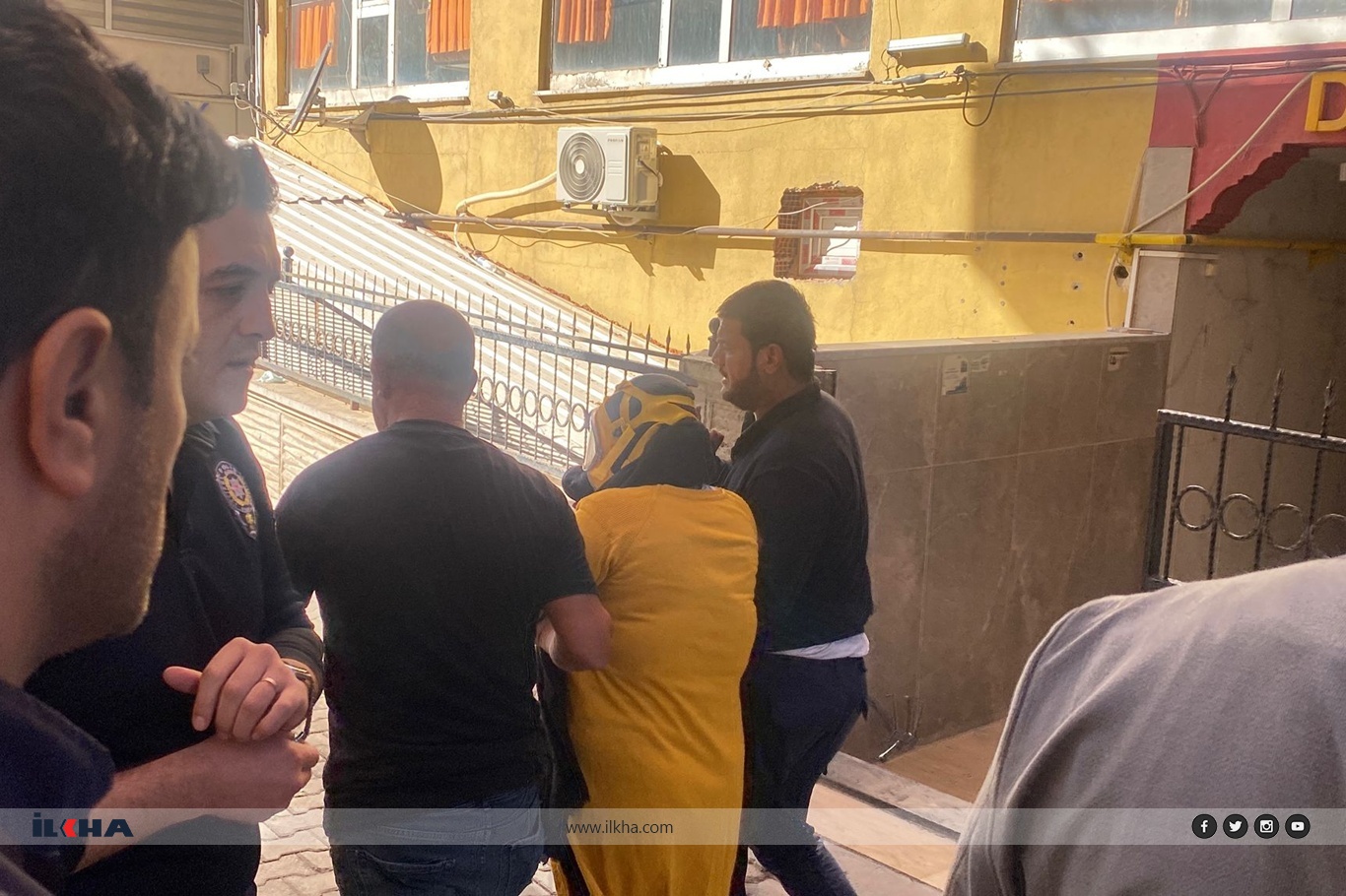 Siirt'te apartmanda yangın paniği: 7 kişi dumandan etkilendi Siirt'te apartmanda yangın paniği: 7 kişi dumandan etkilendi