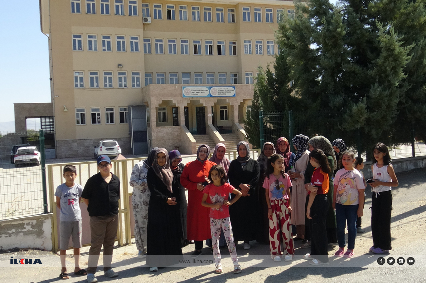 Okul servislerinin iptal edilmesine tepki gösteren veliler: Okul evlerimize uzak, çocuklarımızın sonu Narin Güran gibi olmasın! Okul servislerinin iptal edilmesine tepki gösteren veliler: Okul evlerimize uzak, çocuklarımızın sonu Narin Güran gibi olmasın!