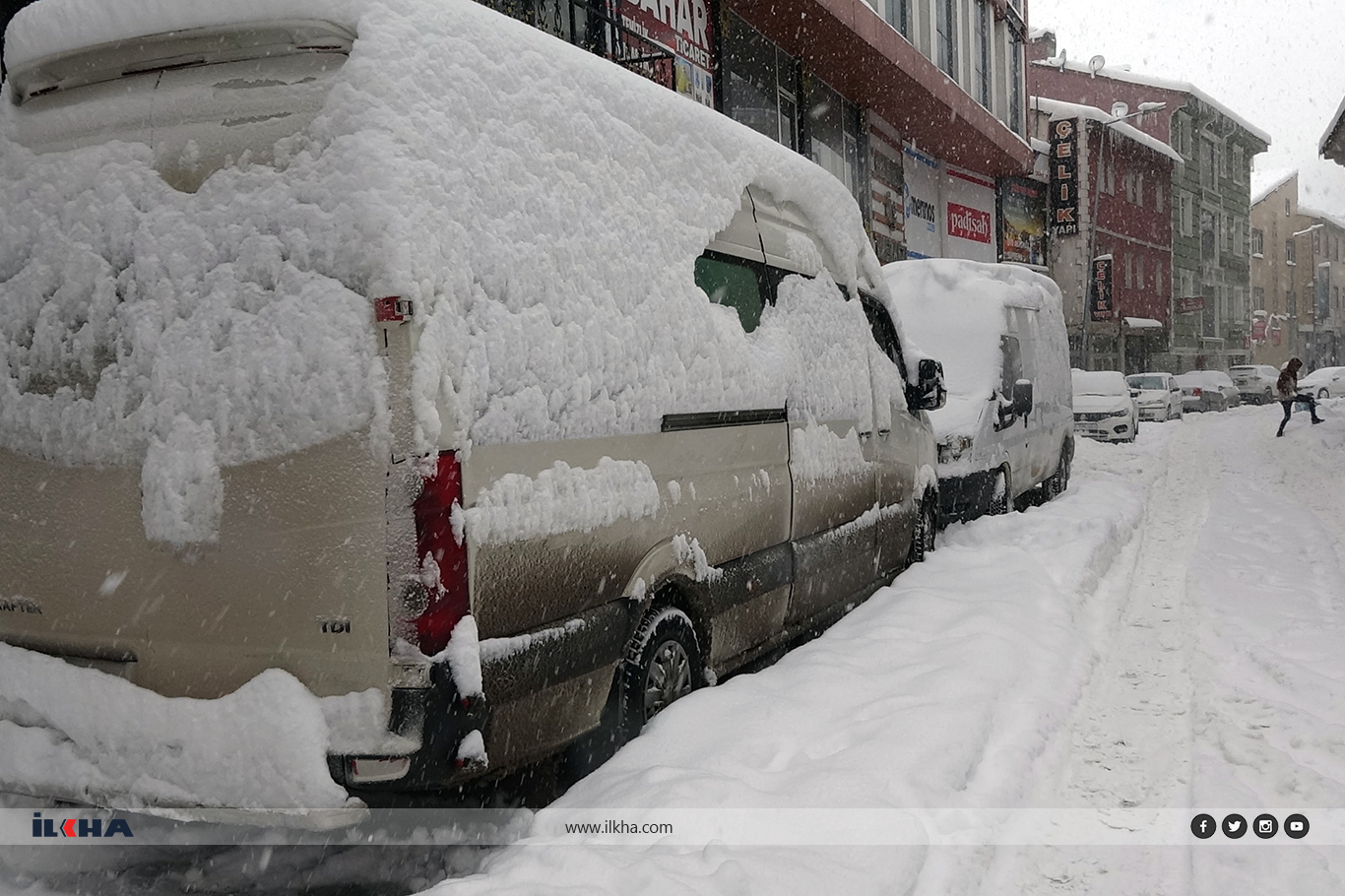 Ağrı'da yoğun kar yağışı nedeni ile yollar kapandı, ekipler yetersiz kaldı