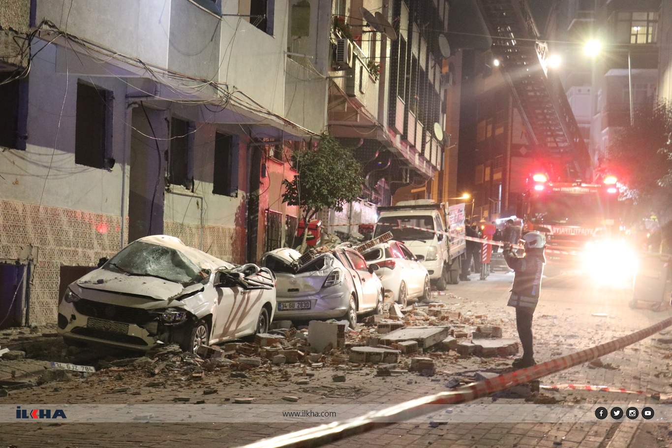 Zeytinburnu'nda bir bina kısmen çöktü: 3 araç kullanılamaz hale geldi