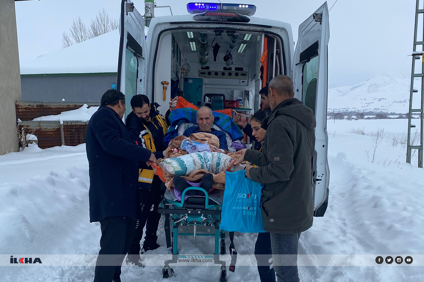 Yolu kapalı olan köyde rahatsızlana 72 yaşındaki hasta hastaneye ulaştırıldı