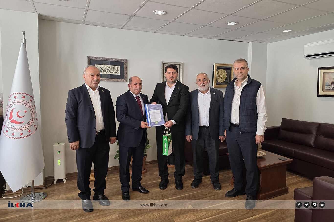 HÜDA PAR Antalya'dan Aile ve Sosyal Politikalar Müdürlüğüne 'kanun teklifi' ziyareti HÜDA PAR Antalya'dan Aile ve Sosyal Politikalar Müdürlüğüne 'kanun teklifi' ziyareti