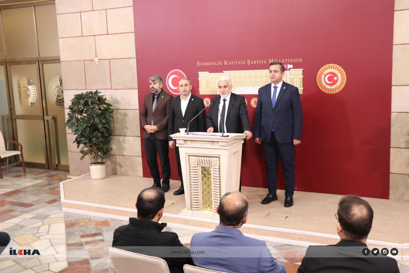 HÜDA PAR Genel Başkanı Zekeriya Yapıcıoğlu, Millî Dayanışma, Kardeşlik ve Demokrasi Komisyonu’na partisinin hazırladığı raporu kamuoyuna sundu.