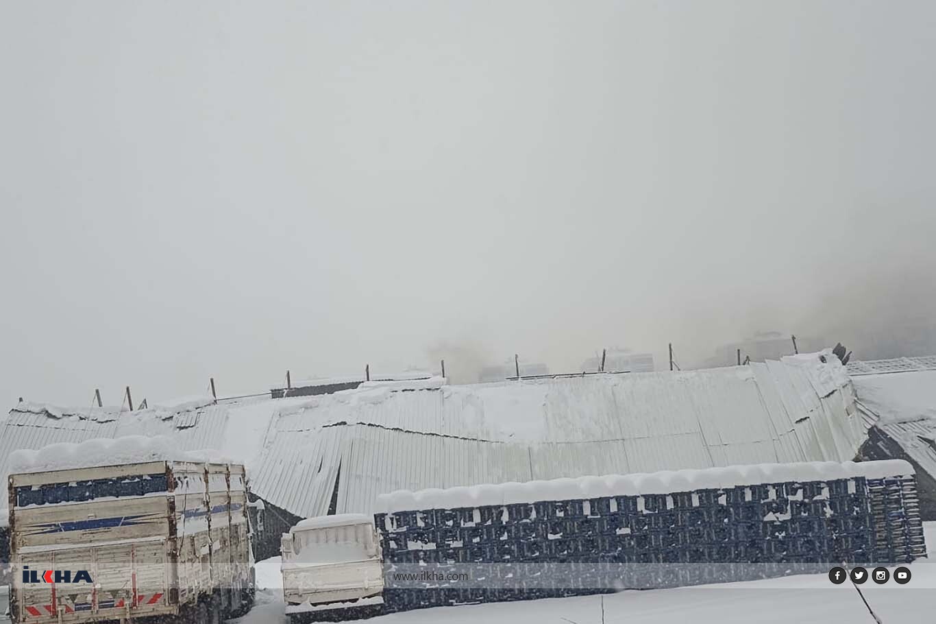 Diyarbakır'da yoğun kar etkili oldu: Çatılar araçların üzerine çöktü