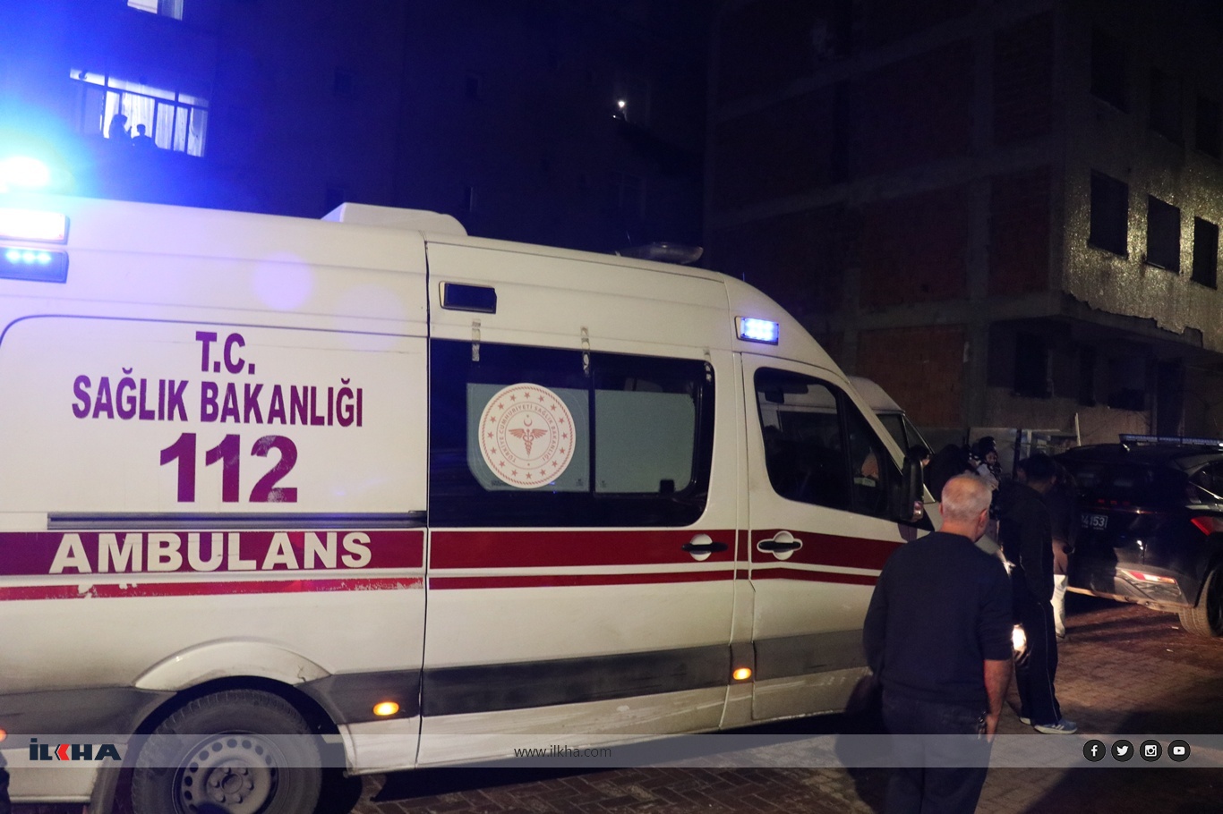 Zeytinburnu'nda bir bina kısmen çöktü: 3 araç kullanılamaz hale geldi