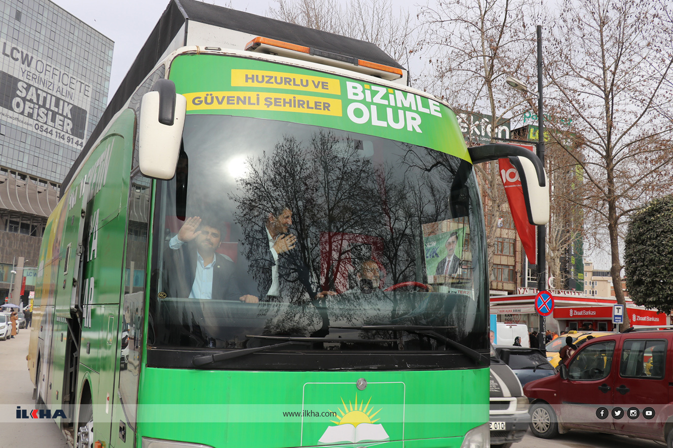 HÜDA PAR Malatya Belediye Başkanı adayları seçim otobüsünden halkı selamladı HÜDA PAR Malatya Belediye Başkanı adayları seçim otobüsünden halkı selamladı