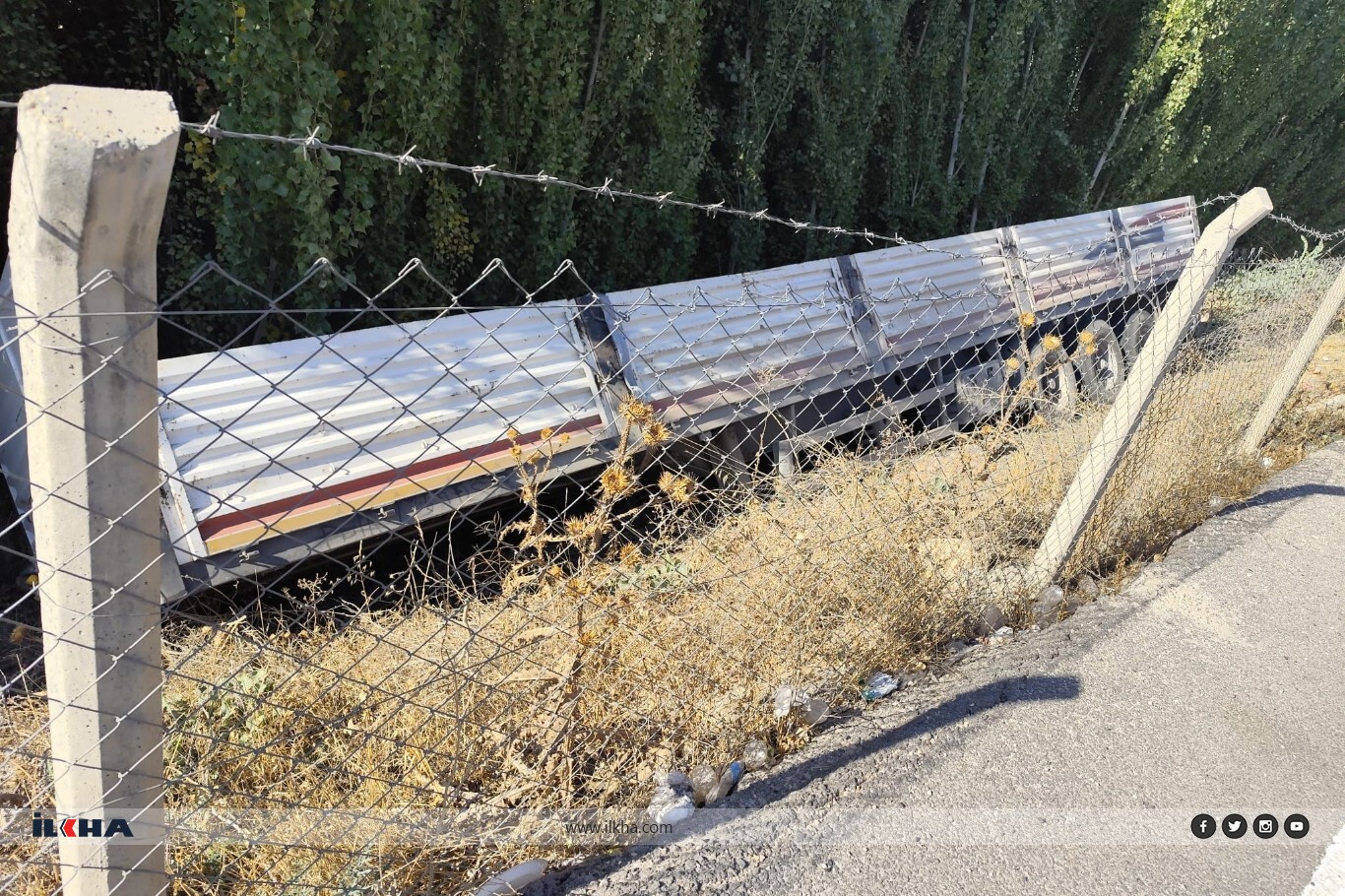 Mardin’de seyir halindeki tır’ın dorsesi çıkarak uçuruma yuvarlandı Mardin’de seyir halindeki tır’ın dorsesi çıkarak uçuruma yuvarlandı