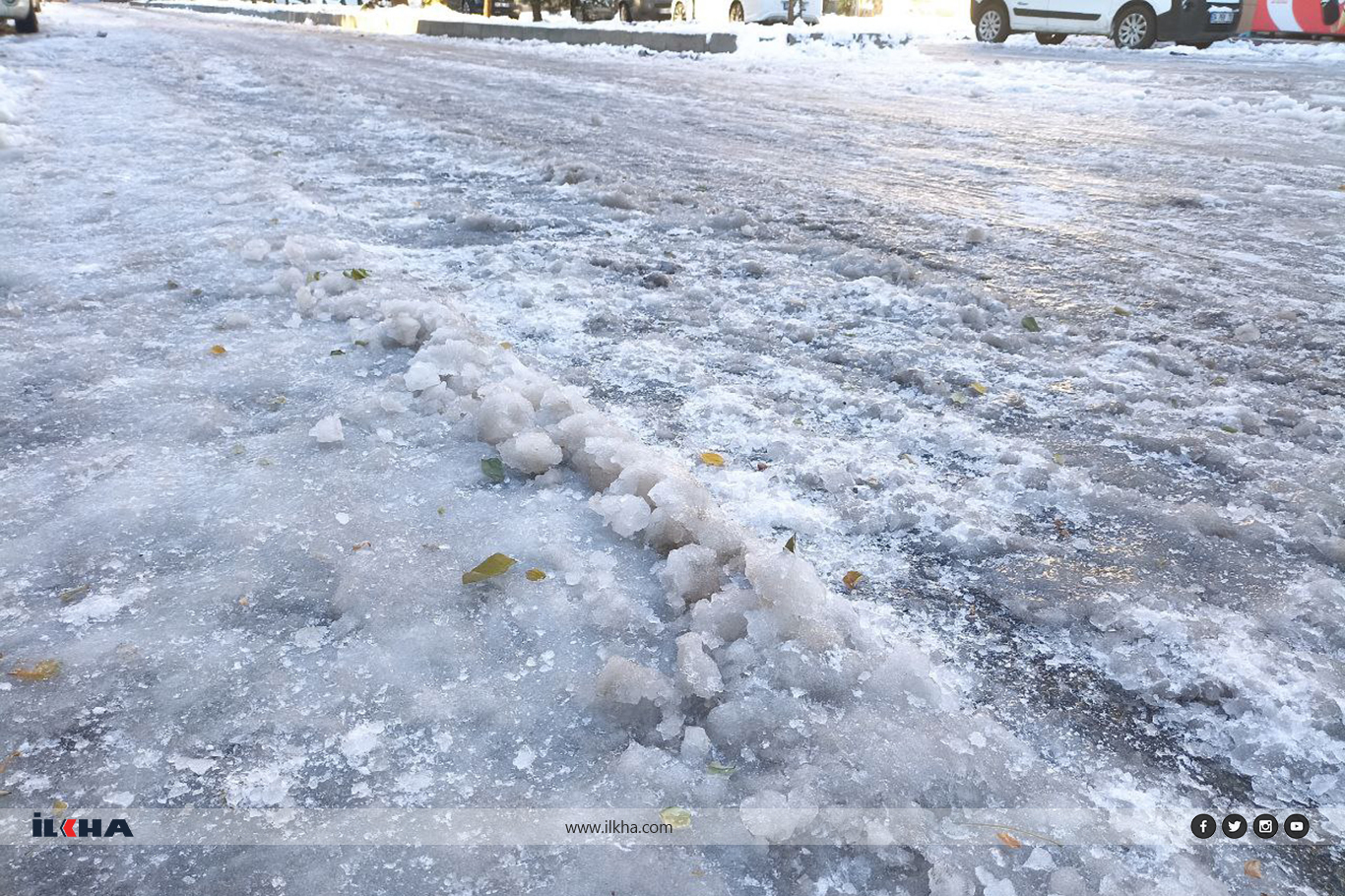 Diyarbakır'da yollar buz pistine döndü