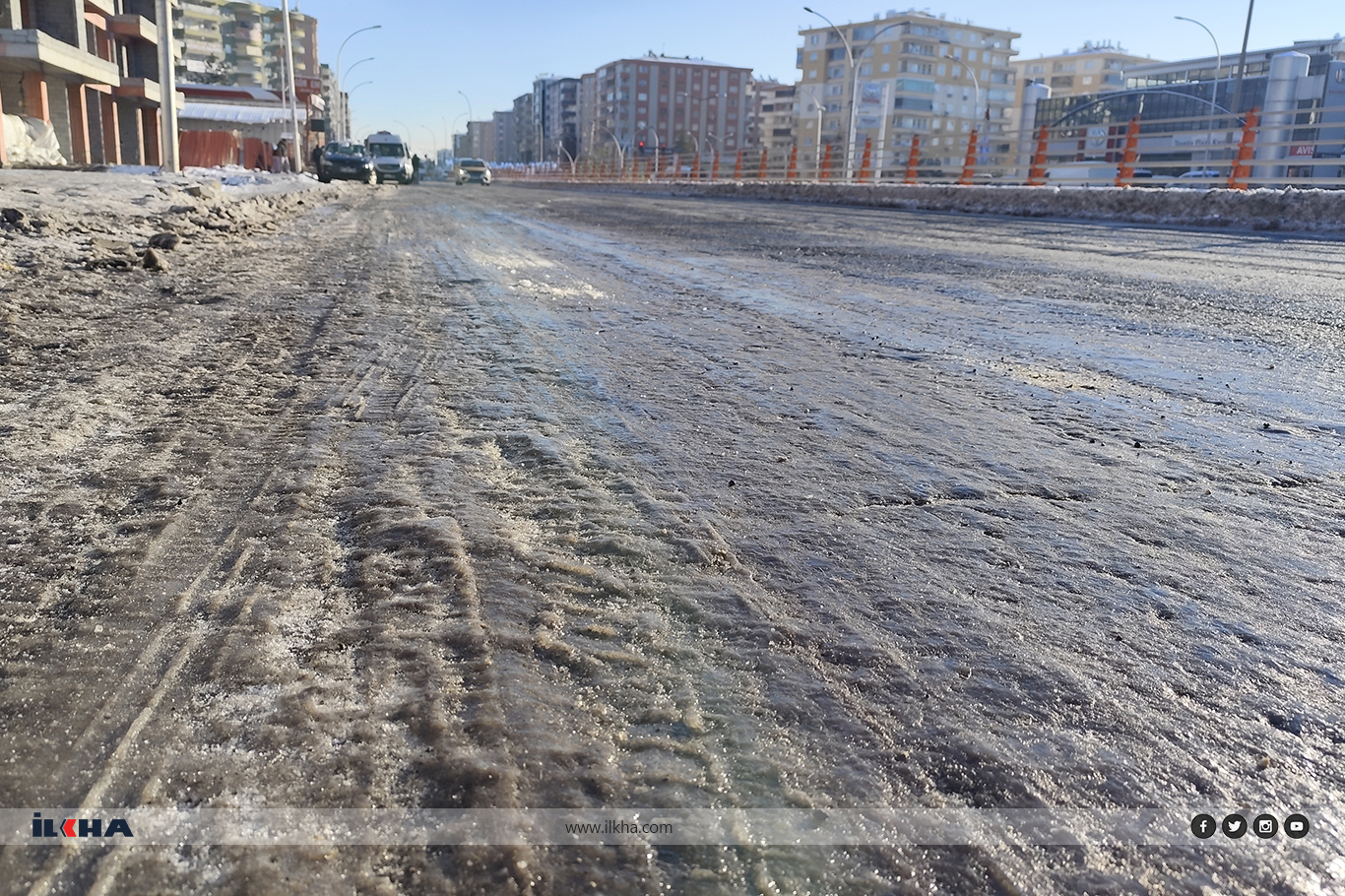 Diyarbakır'da yollar buz pistine döndü