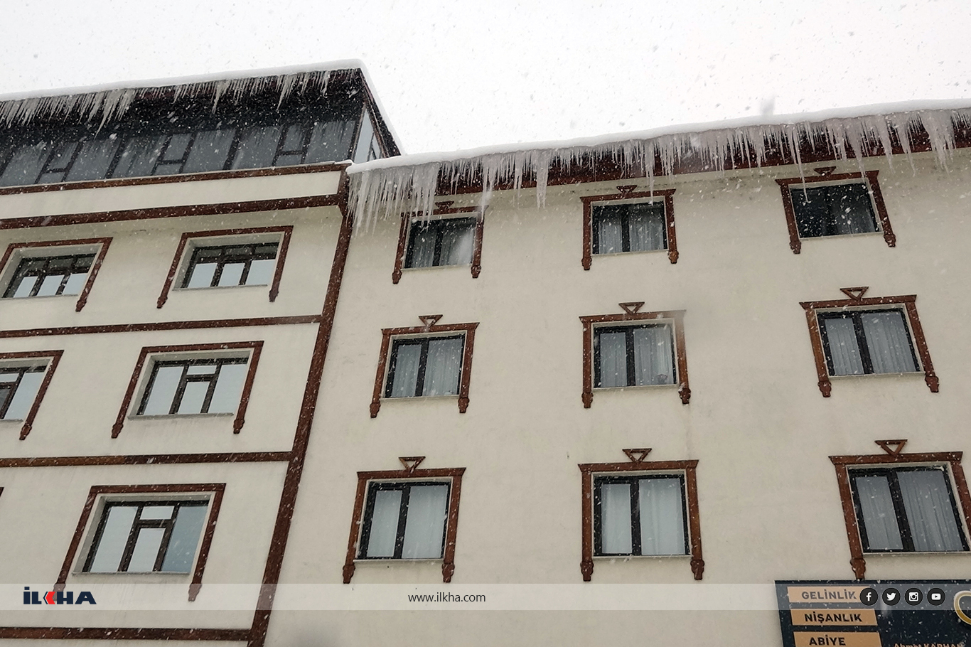 Ağrı'da yoğun kar yağışı nedeni ile yollar kapandı, ekipler yetersiz kaldı
