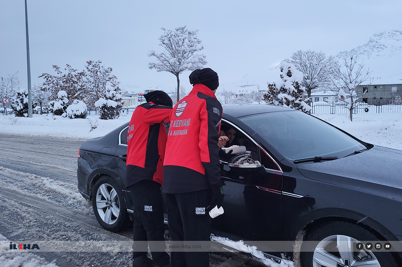 Umut Kervanı’ndan Van'da kar yağışında yolda kalan sürücülere sıcak ikram
