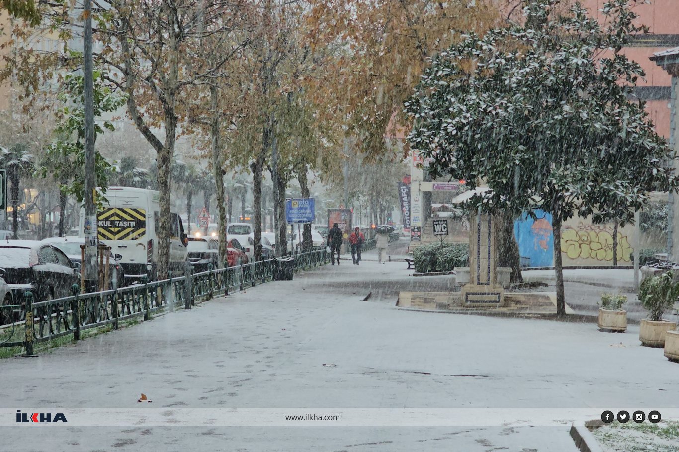 Bursa'da kar sevinci: Şehir merkezi beyaza büründü