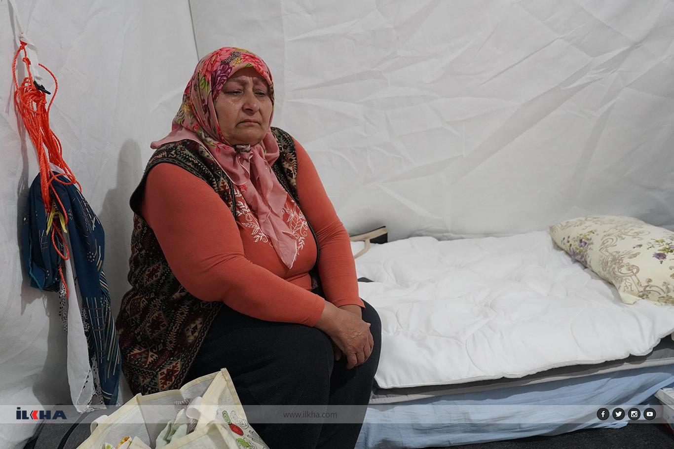 Depremde 11 yakınını kaybeden gözü yaşlı kadın: Allah'tan gelene hamdolsun Depremde 11 yakınını kaybeden gözü yaşlı kadın: Allah'tan gelene hamdolsun