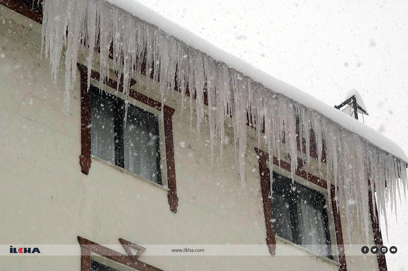 Ağrı'da yoğun kar yağışı nedeni ile yollar kapandı, ekipler yetersiz kaldı