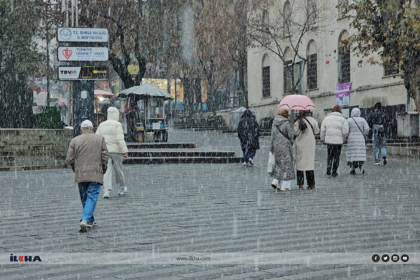 Bursa'da kar sevinci: Şehir merkezi beyaza büründü