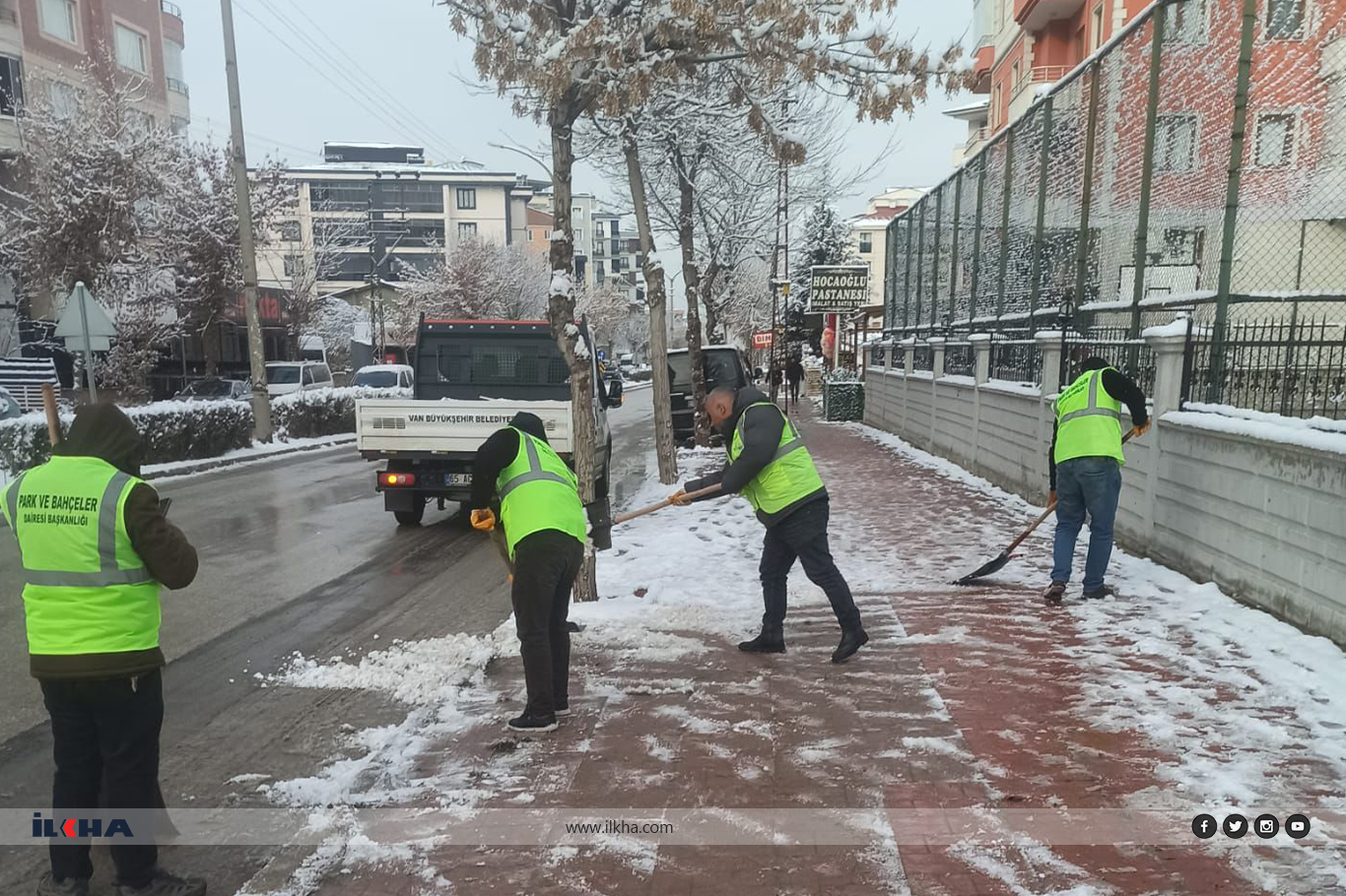 Van’da kar yağışı kenti beyaz örtüyle kapladı