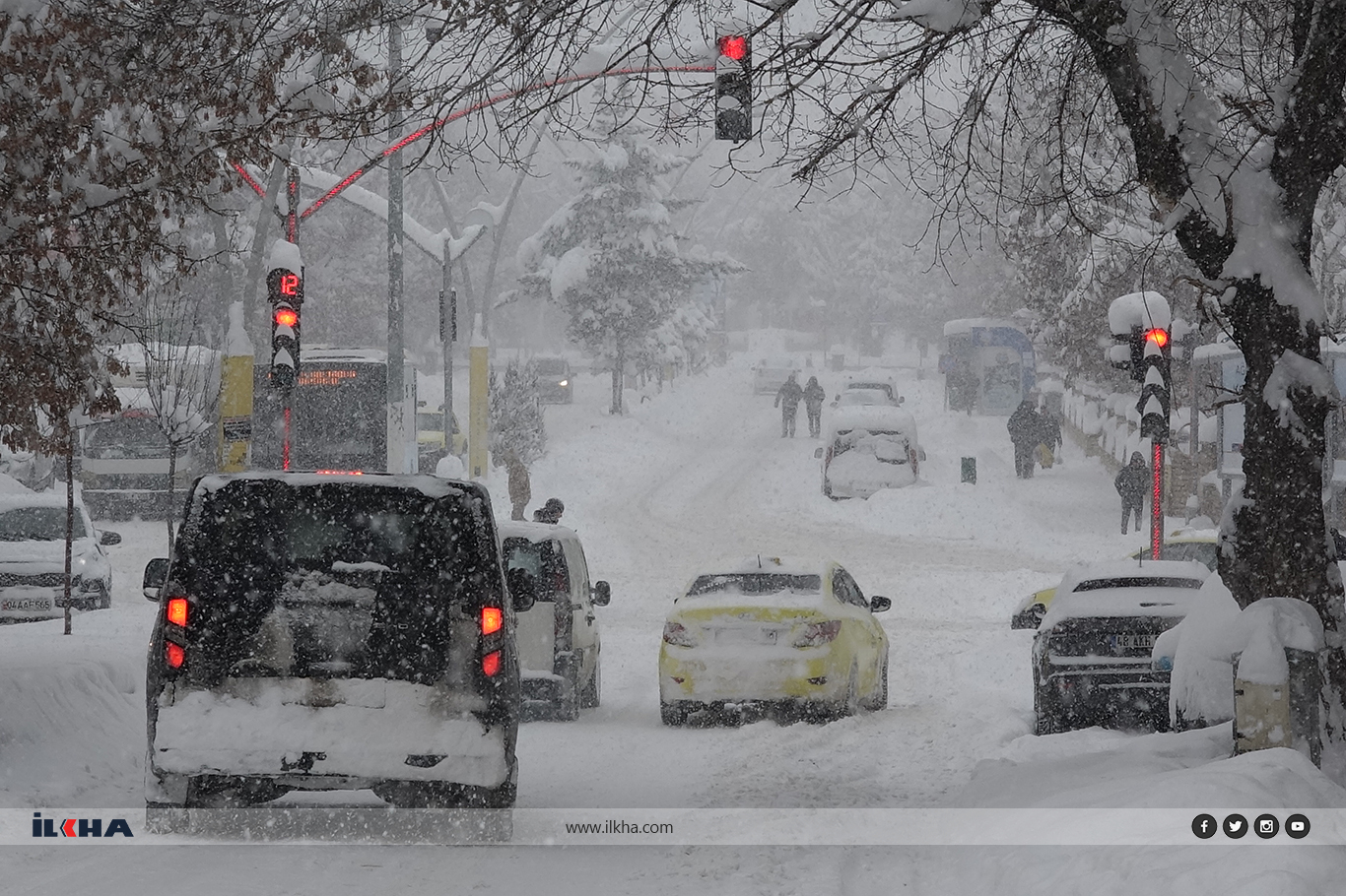 Ağrı'da yoğun kar yağışı nedeni ile yollar kapandı, ekipler yetersiz kaldı