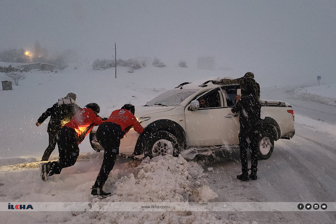 Umut Kervanı’ndan Van'da kar yağışında yolda kalan sürücülere sıcak ikram
