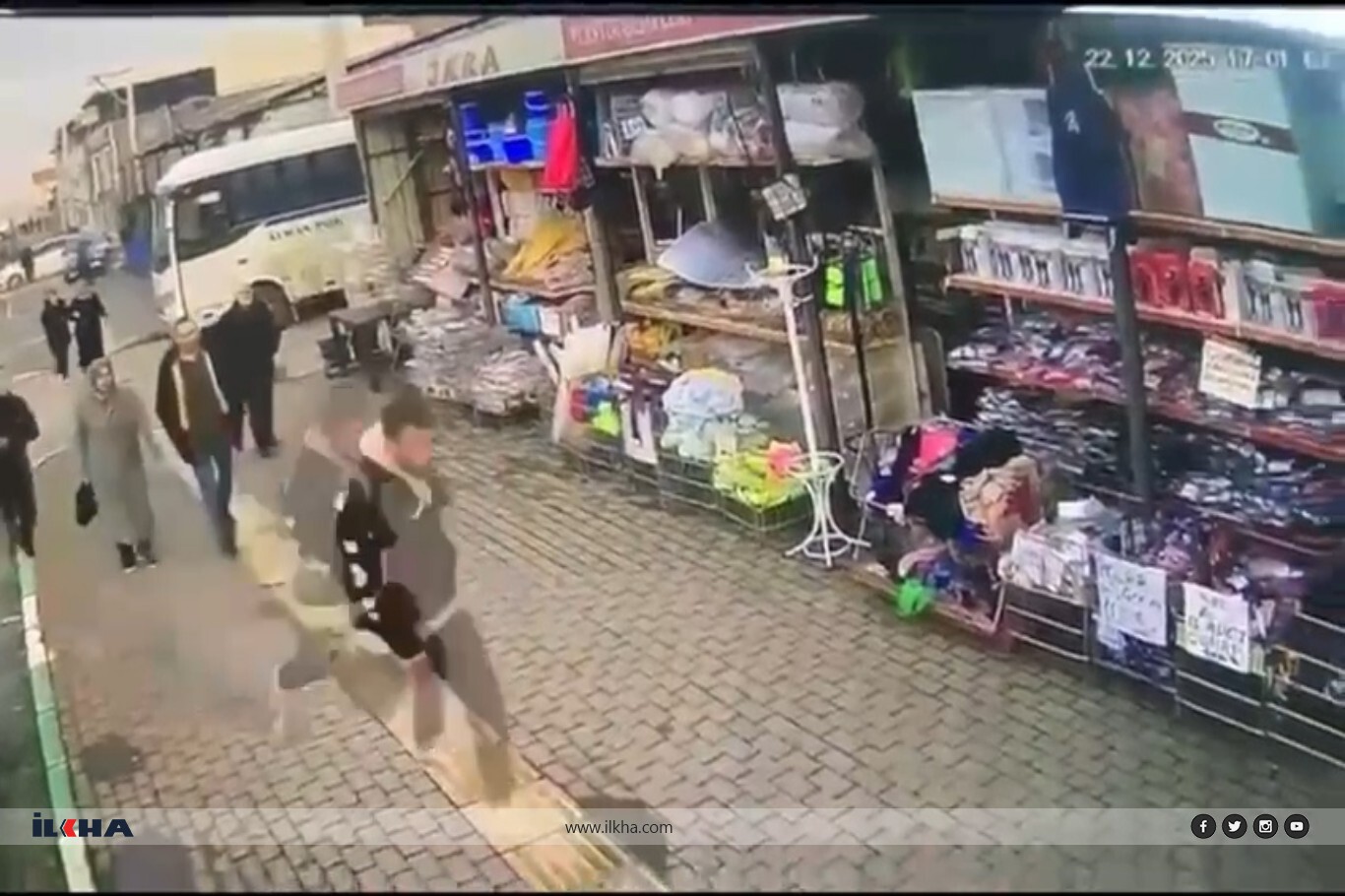 Bursa’da silahlı saldırı: Mağazaya sığınarak kurtuldu