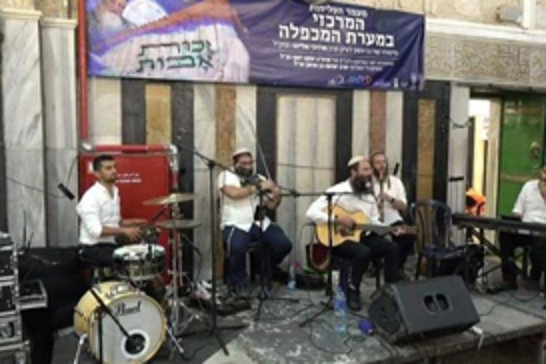 مستوطنون يقيمون حفلًا غنائيًّا بالمسجد الإبراهيمي