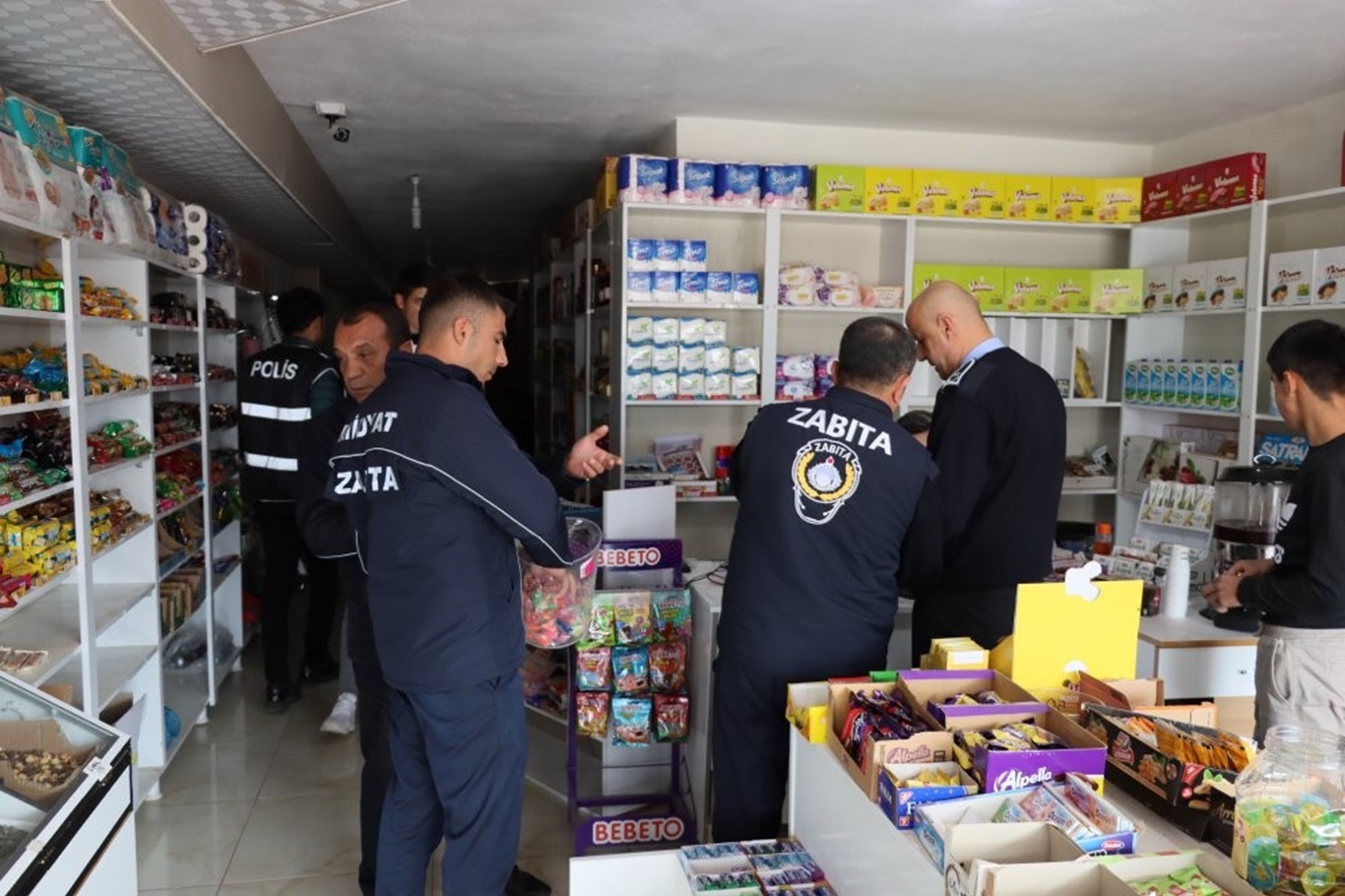 Midyat'ta okul çevrelerindeki market ve bakkallar denetlendi Midyat'ta okul çevrelerindeki market ve bakkallar denetlendi