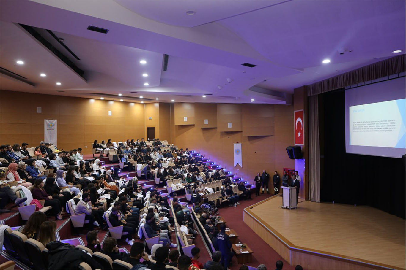 Diş Hekimliği Fakültesi öğrencileri için önlük giyme töreni düzenlendi Diş Hekimliği Fakültesi öğrencileri için önlük giyme töreni düzenlendi