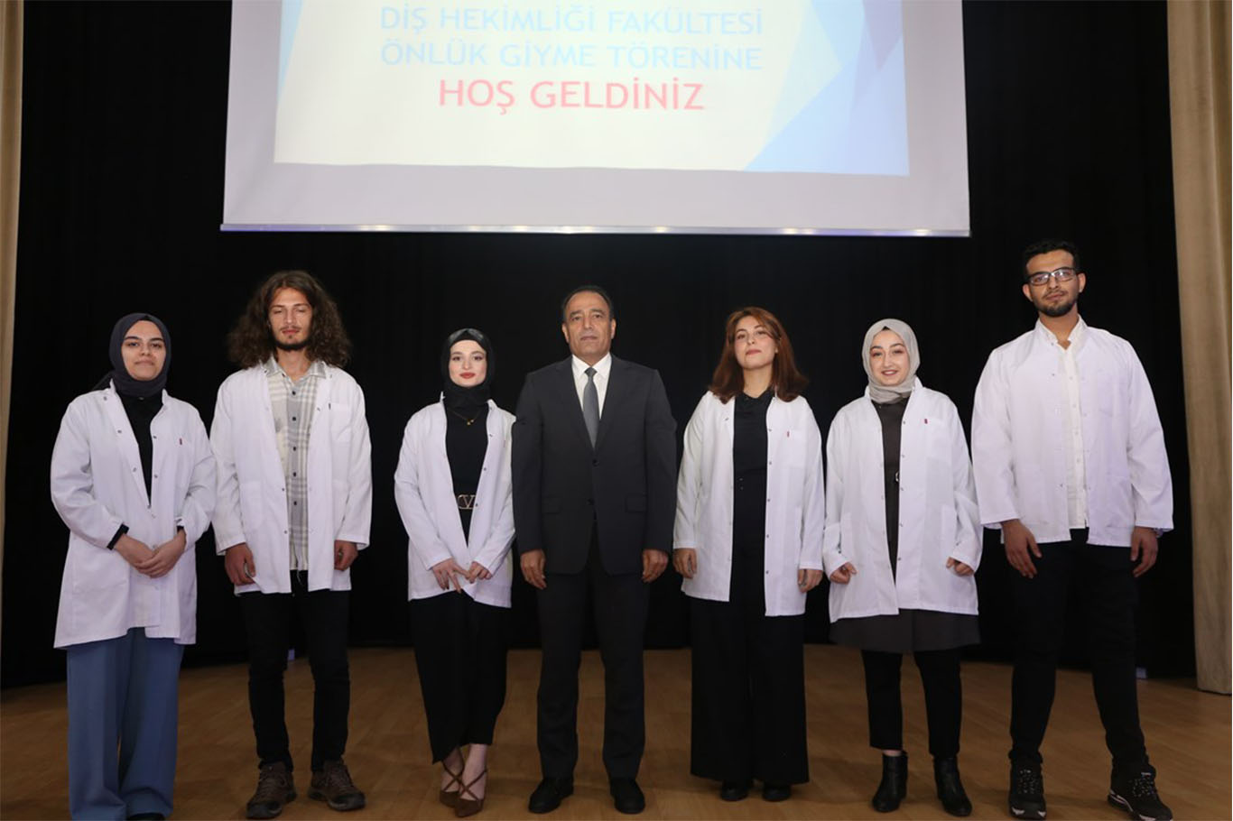 Diş Hekimliği Fakültesi öğrencileri için önlük giyme töreni düzenlendi Diş Hekimliği Fakültesi öğrencileri için önlük giyme töreni düzenlendi
