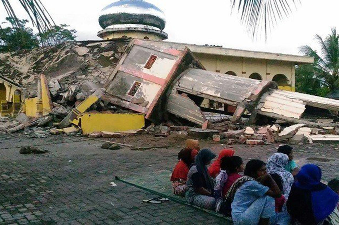 الاتحاد العالمي لعلماء المسلمين يدعوا لإرسال إغاثة عاجلة إلى إندونيسيا